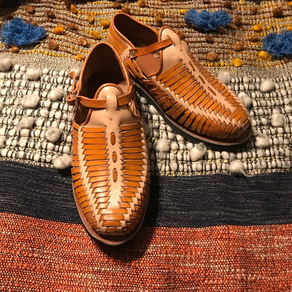 Authentic Mexican Huarache Flats w/ side buckles.